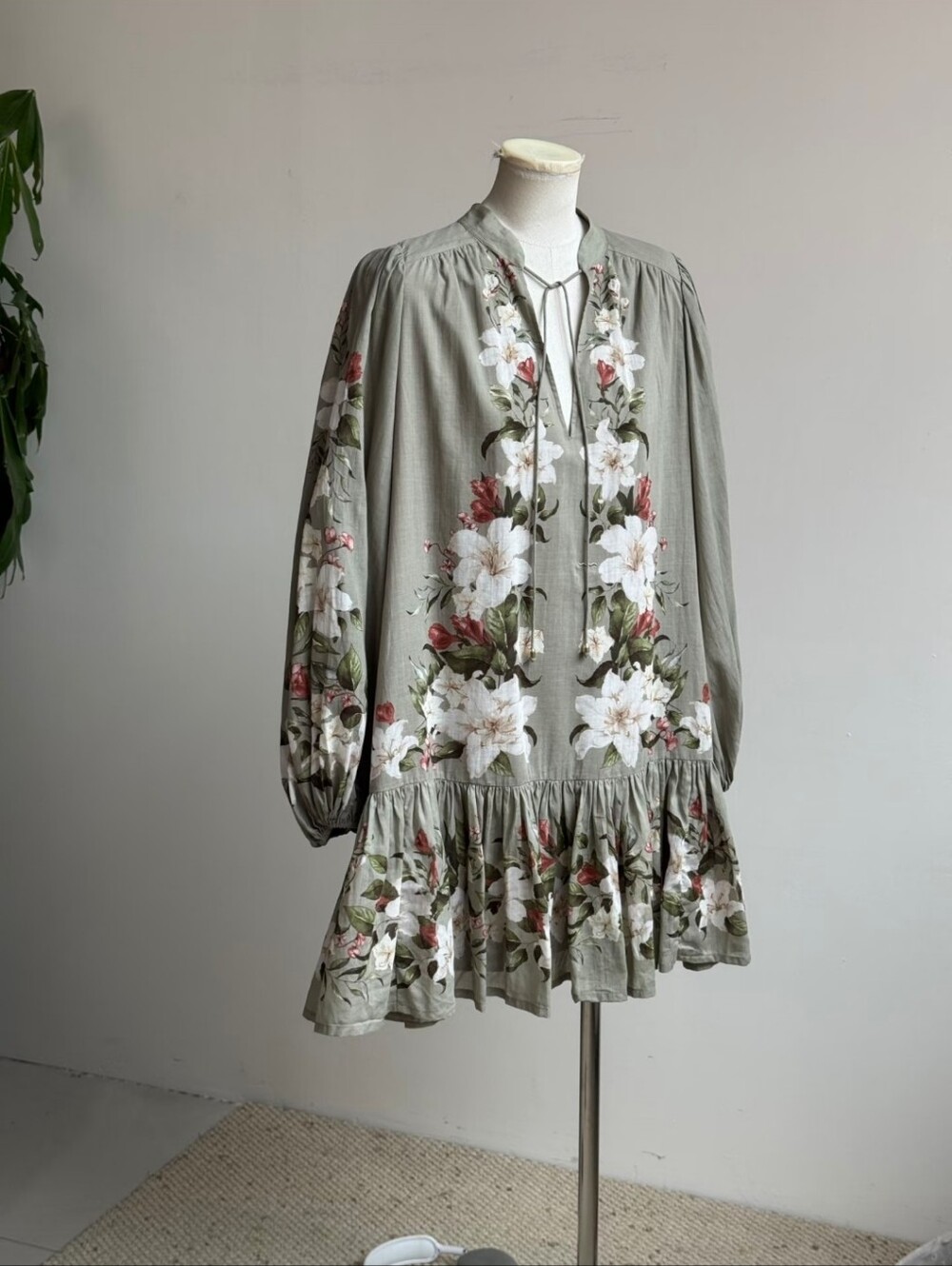 Women's Dress - Camila Coelho Influencer Floral Cotton Grey Mini Dress Size M